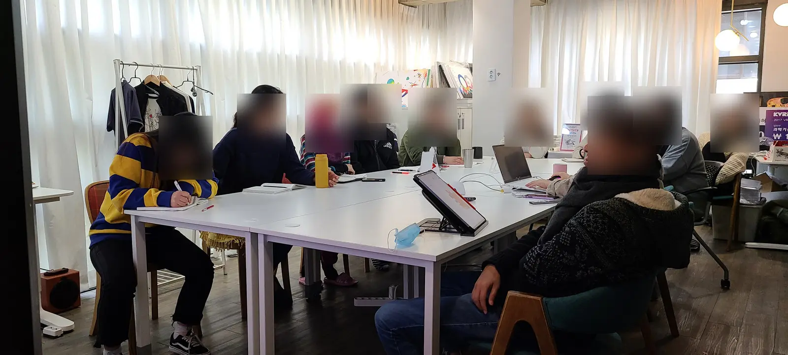 Crewmedlemmer samlet til møde omkring et langt bord. Foråret 2020.