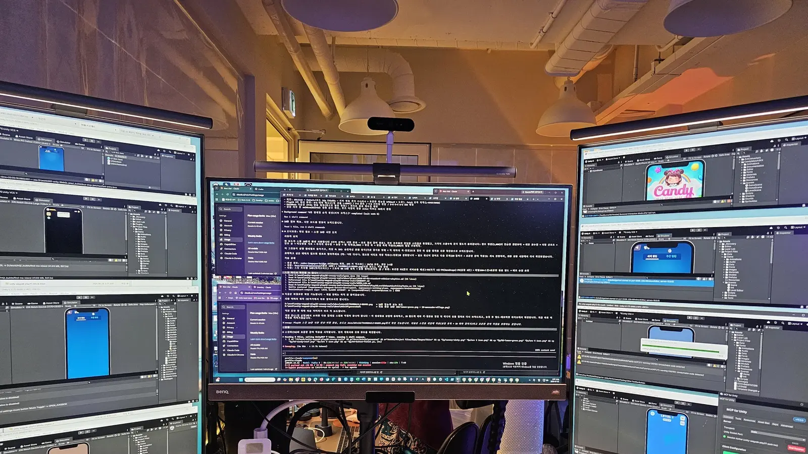 Om natten, en plads ved terminalen med kode og buildskærme på alle monitorer.