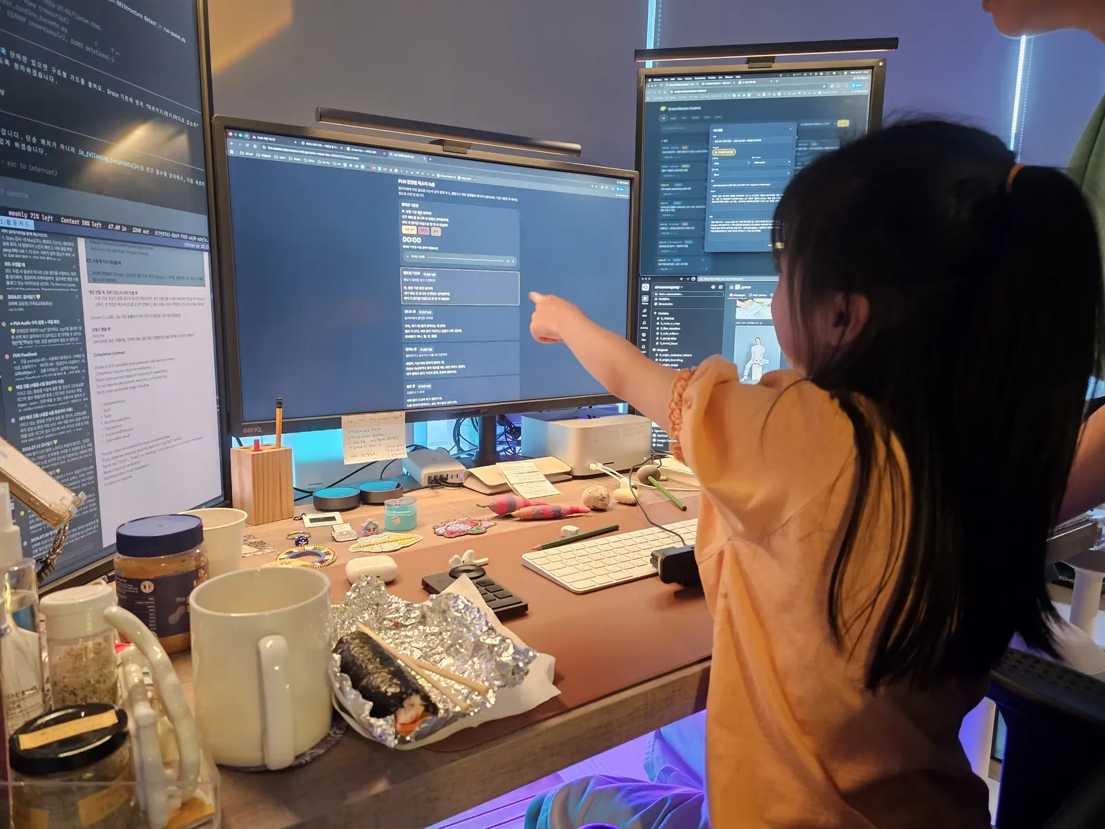 Seorang anak SD menunjuk layar monitor dengan jari sambil menyampaikan pendapatnya.