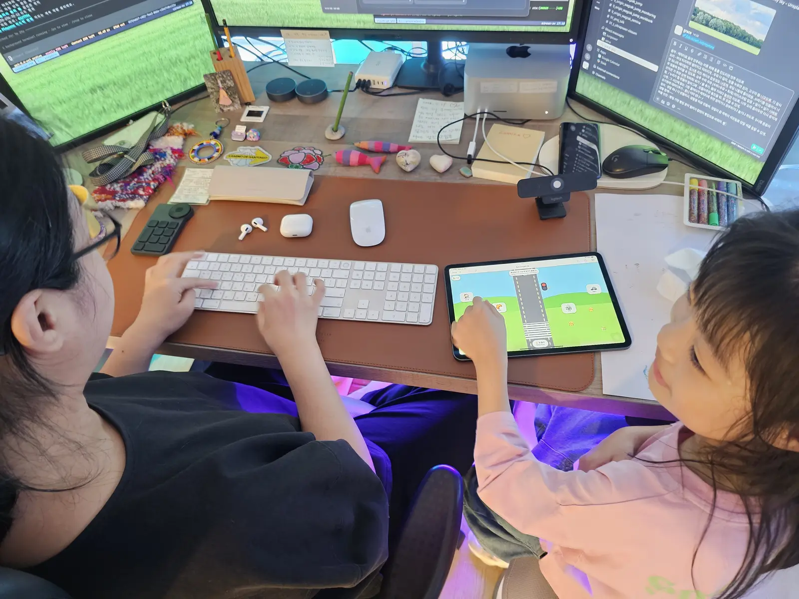 Seorang anak menguji layar permainan dengan menyentuhnya langsung di tablet.