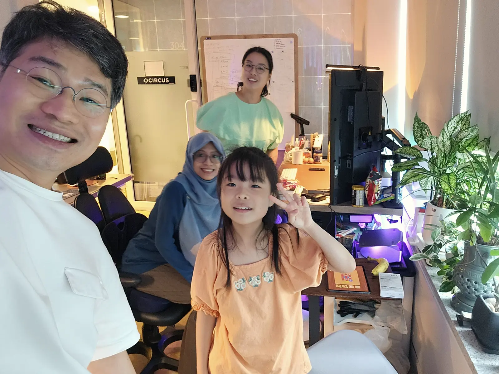 Di kantor, kru dan seorang anak bersama-sama.
